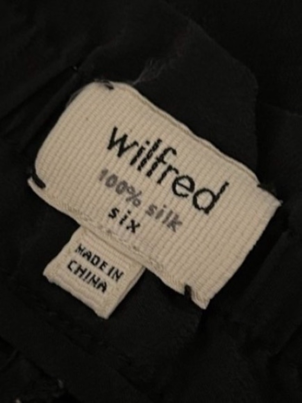 💐 WILFRED Aritzia 💐
100% Silk Black Joggers
Cargo Pants (Size 6)